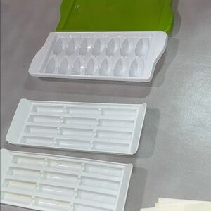 Source Unknown Green and White Ice Cube Tray Set